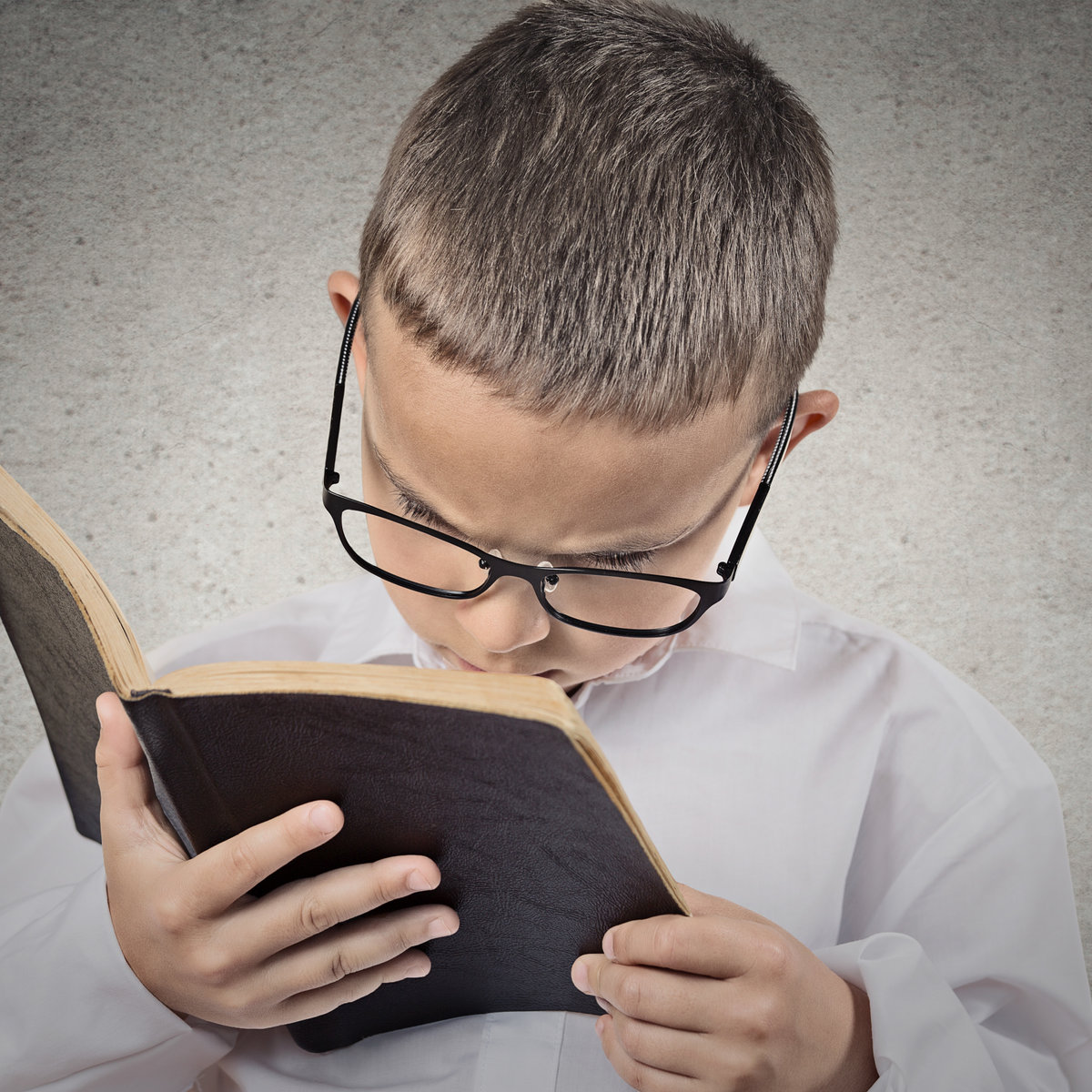 Boy difficulty to read text, vision problems.